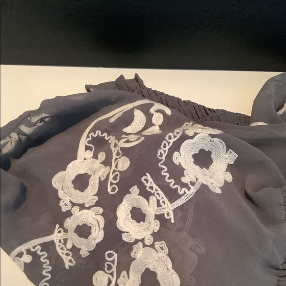 Twelve By Twelve Sheer Grey Floral Embroidered Sleeve Off Shoulder Boho Top XS - Picture 5 of 8